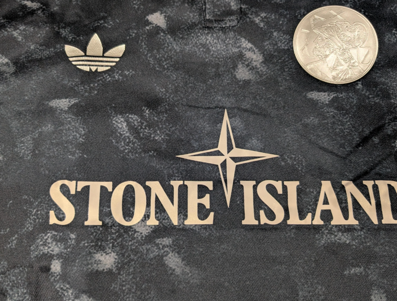 Édition spéciale Ajax Stone Island 2025/2026