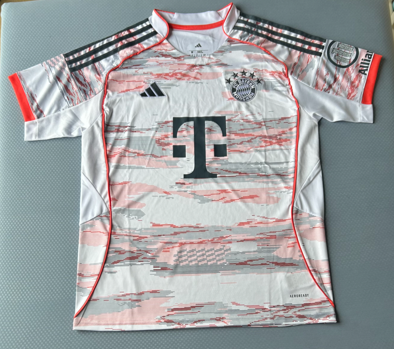 Bayern München 2025/2026 Auswärtstrikot
