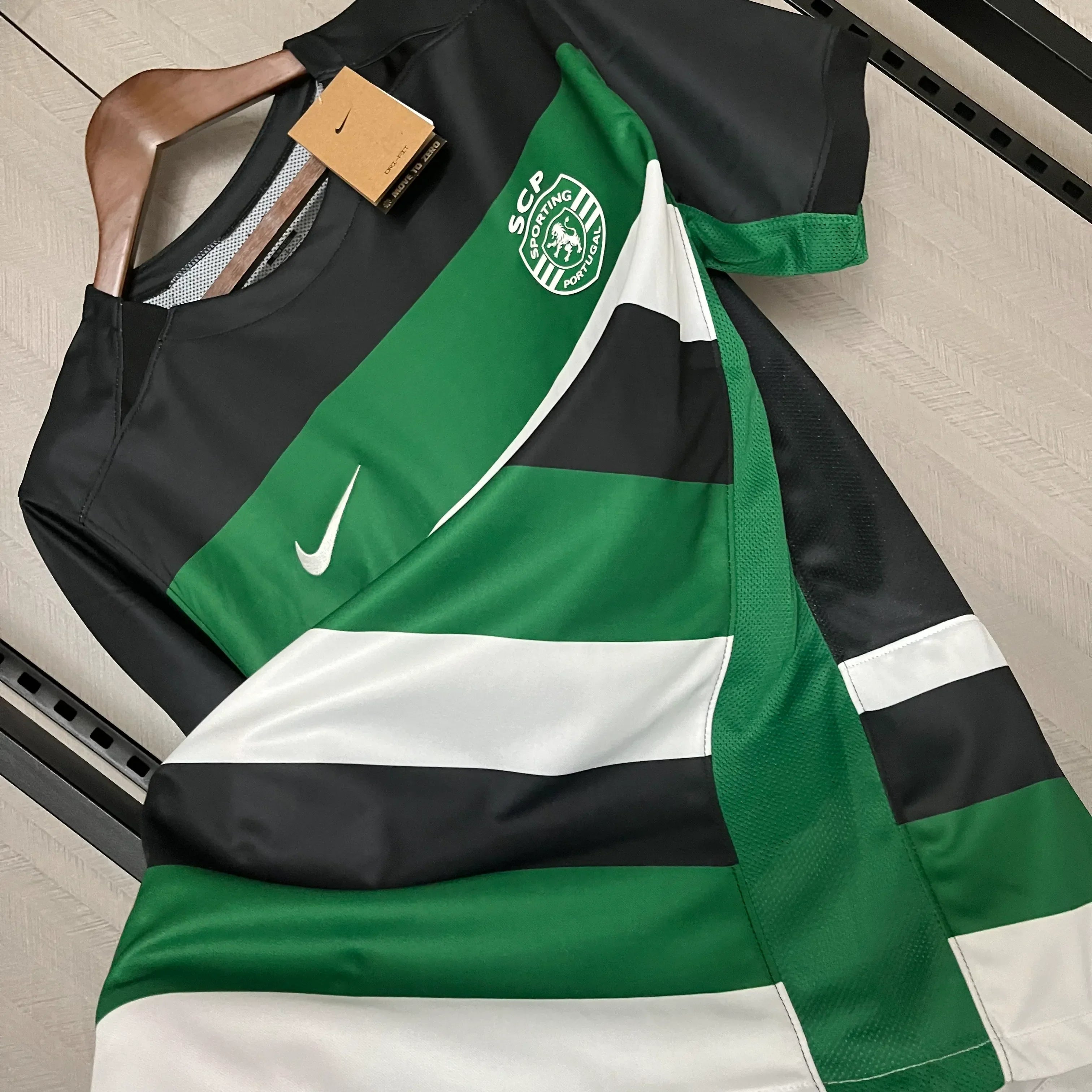 Maillot domicile du Sporting Lisbonne 2024-2025
