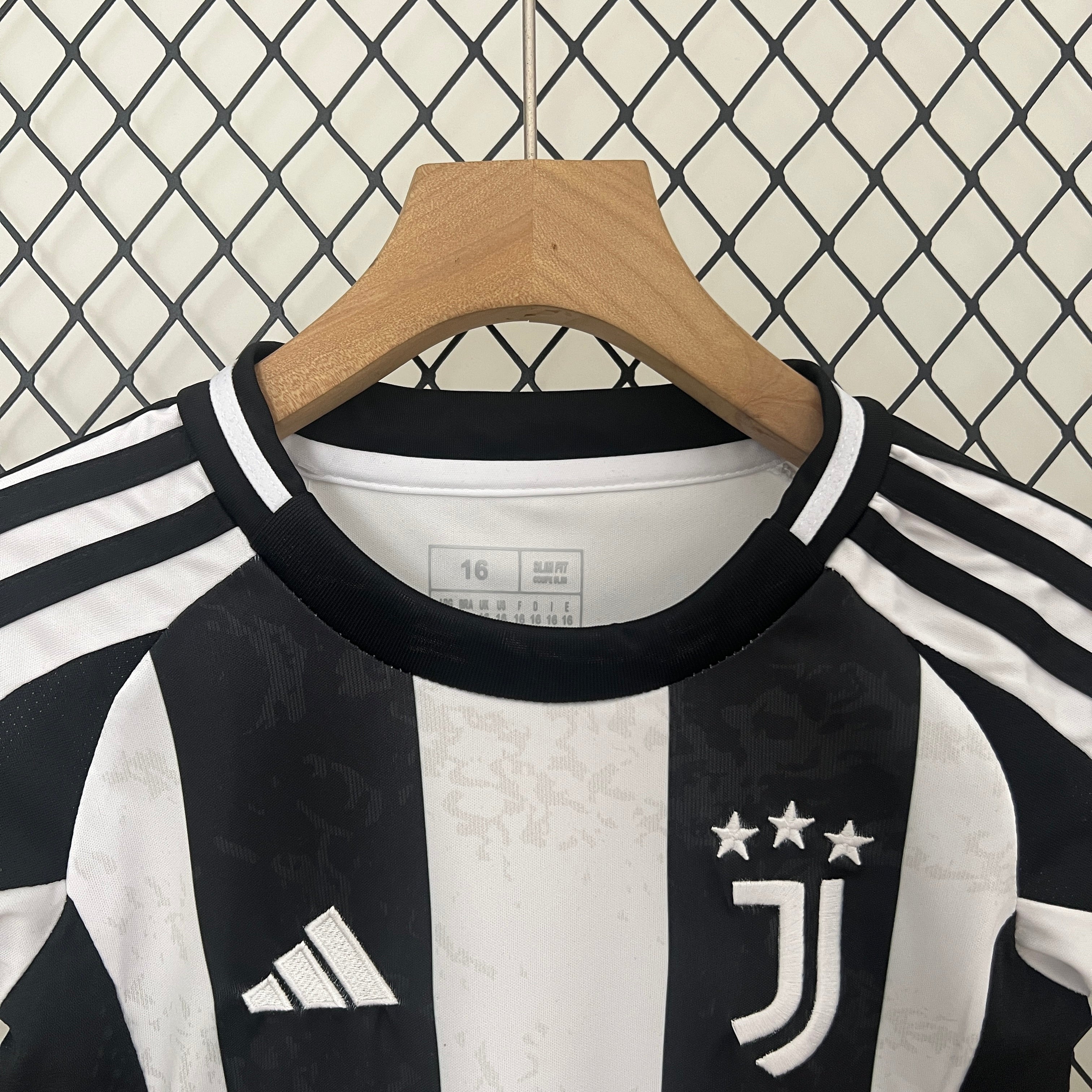 Das Juventus 24/25 Kindertrikot