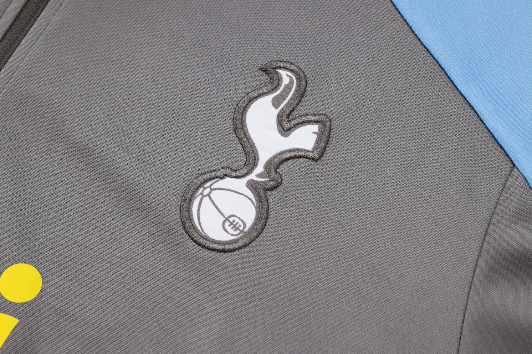 Grauer Tottenham-Trainingsanzug