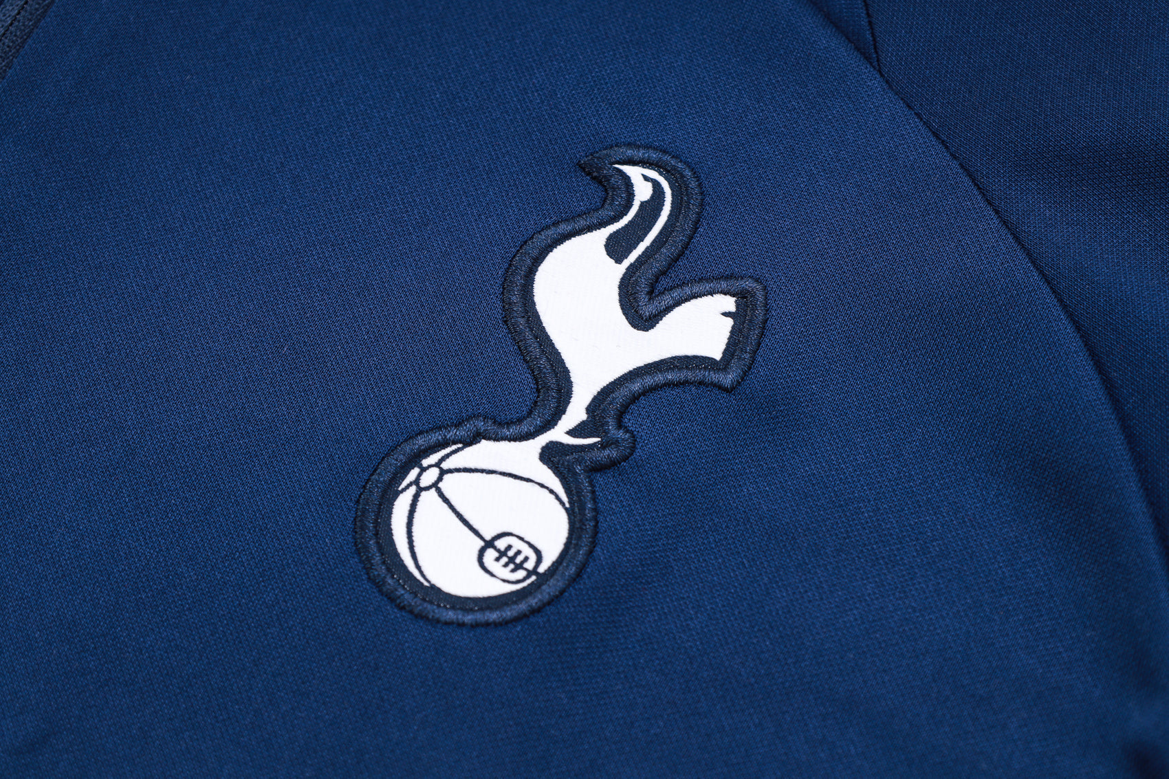 Dunkelblauer Tottenham-Trainingsanzug