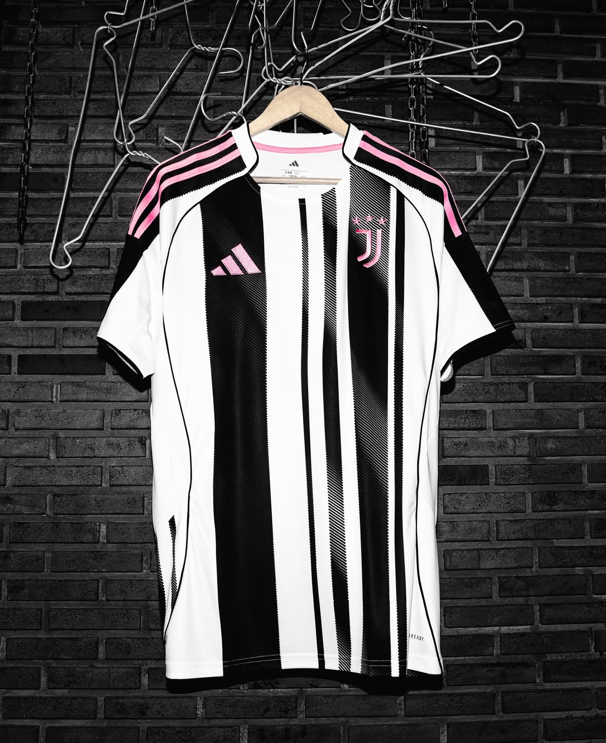 Juventus  25/26 home  kit