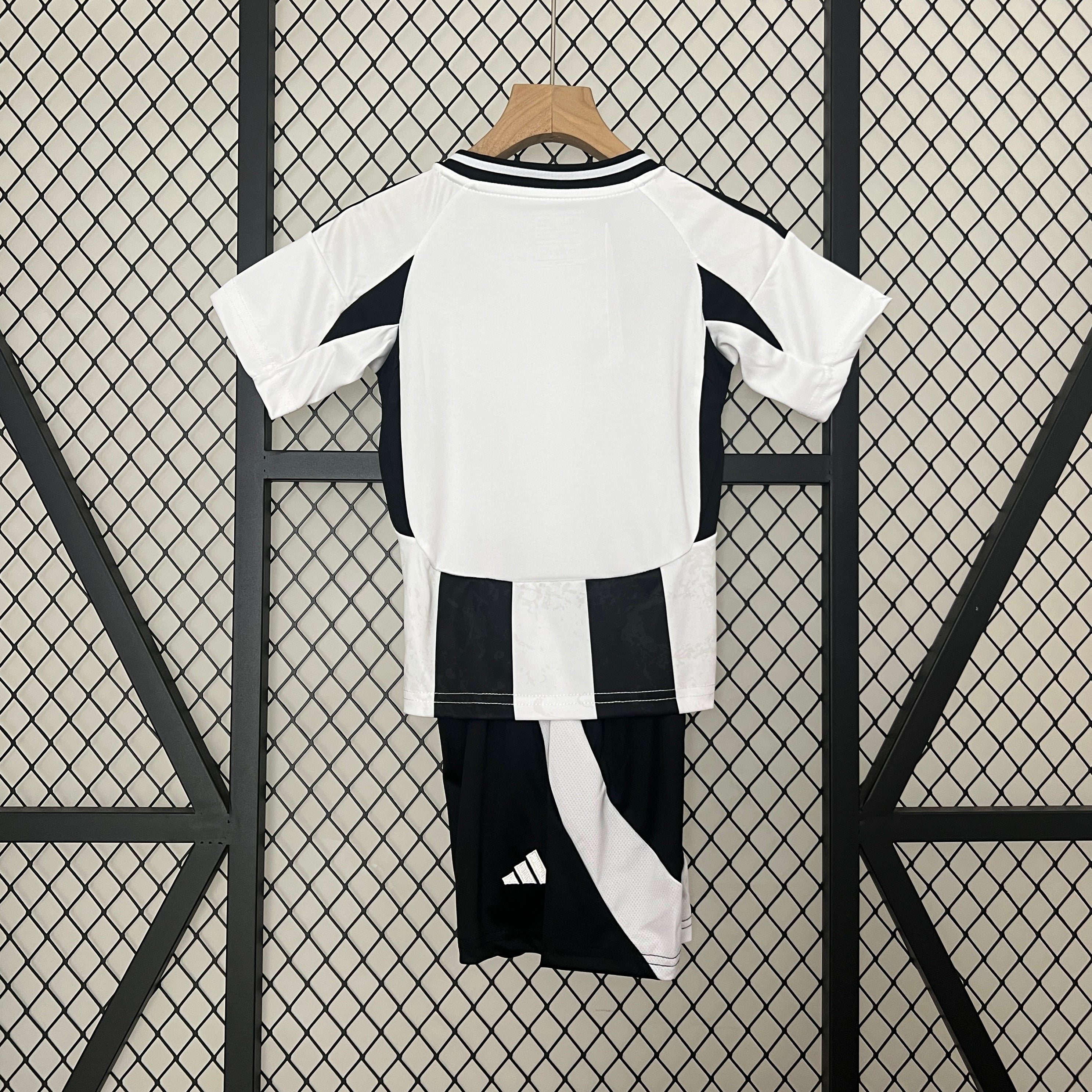 Das Juventus 24/25 Kindertrikot